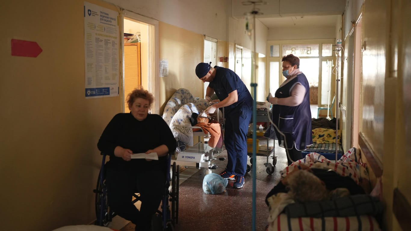 Ein medizinischer Mitarbeiter behandelt einen durch Granatenbeschuss verwundeten Mann in einem Krankenhaus in Mariupol.