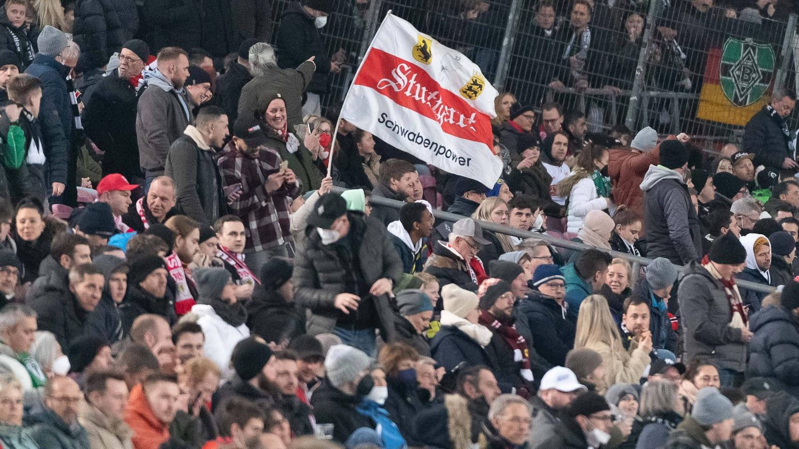 Fans während des Spiels der Stuttgarter gegen Gladbach: Es kam zu unschönen Szenen am Samstag. Fans während des Spiels der Stuttgarter gegen Gladbach: Es kam zu unschönen Szenen am Samstag.