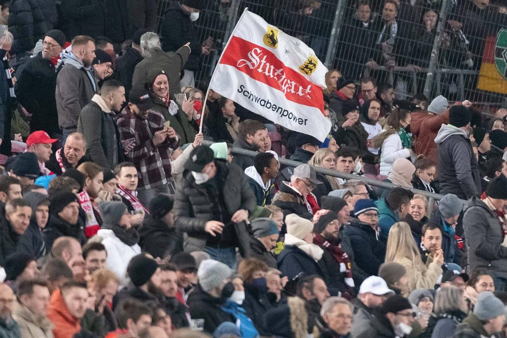 Fans während des Spiels der Stuttgarter gegen Gladbach: Es kam zu unschönen Szenen am Samstag.