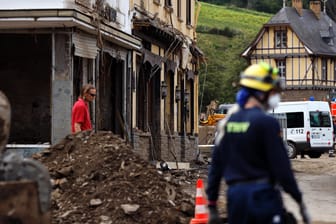 Aufräumen nach der katastrophalen Flut: Die schlimmen Bilder hatten große Solidarität auch in Handwerk und Wirtschaft für betroffene Unternehmen ausgelöst. Aber Spenden dürfen nur Privatleute annehmen (Archivfoto).