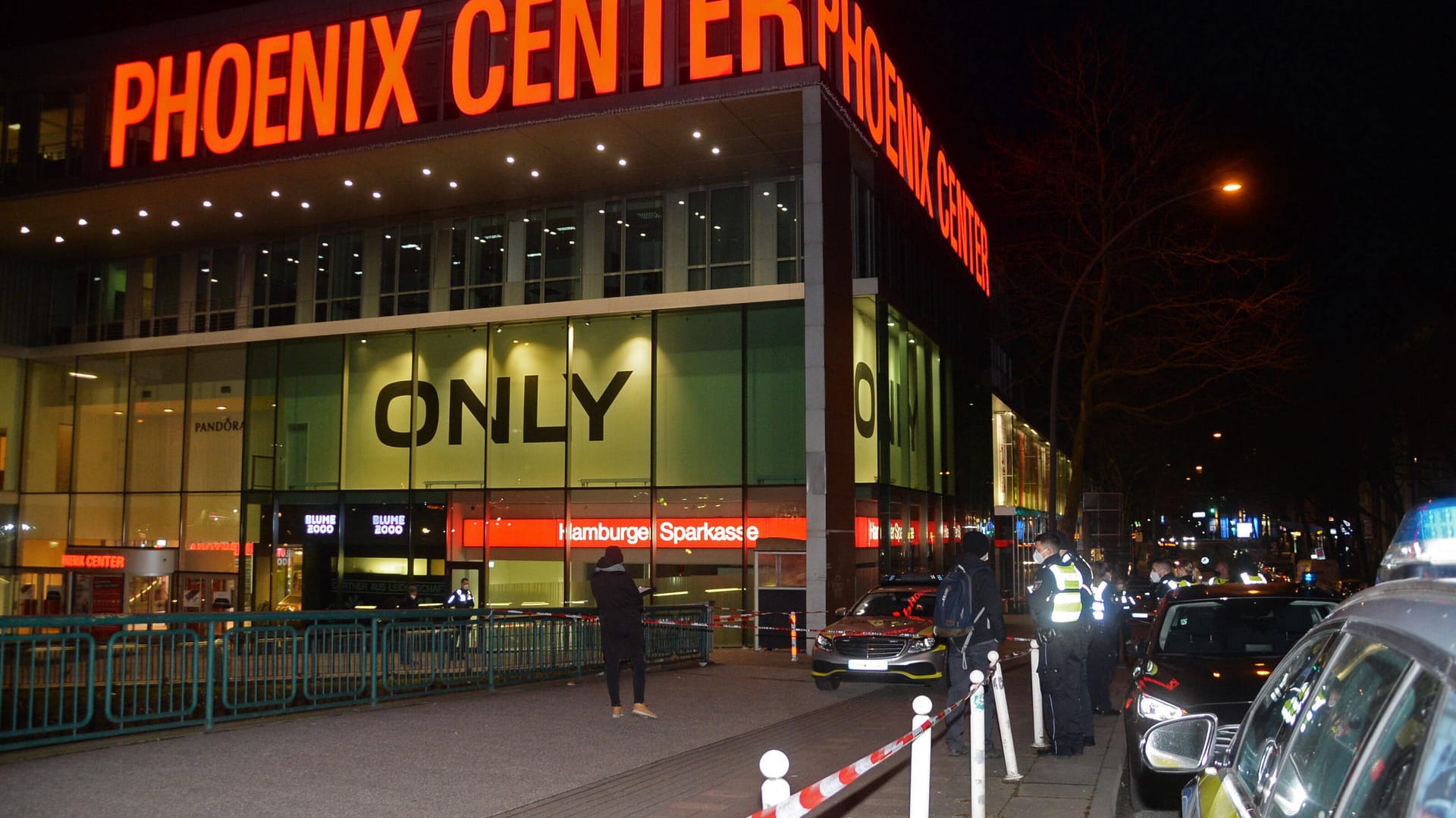 Polizisten stehen am Tatort vor dem Phönix-Center in Harburg (Archivbild): Bei der Tat hatte der Angreifer überwiegend die gleiche Kleidung getragen. Polizisten stehen am Tatort vor dem Phönix-Center in Harburg (Archivbild): Bei der Tat hatte der Angreifer überwiegend die gleiche Kleidung getragen.