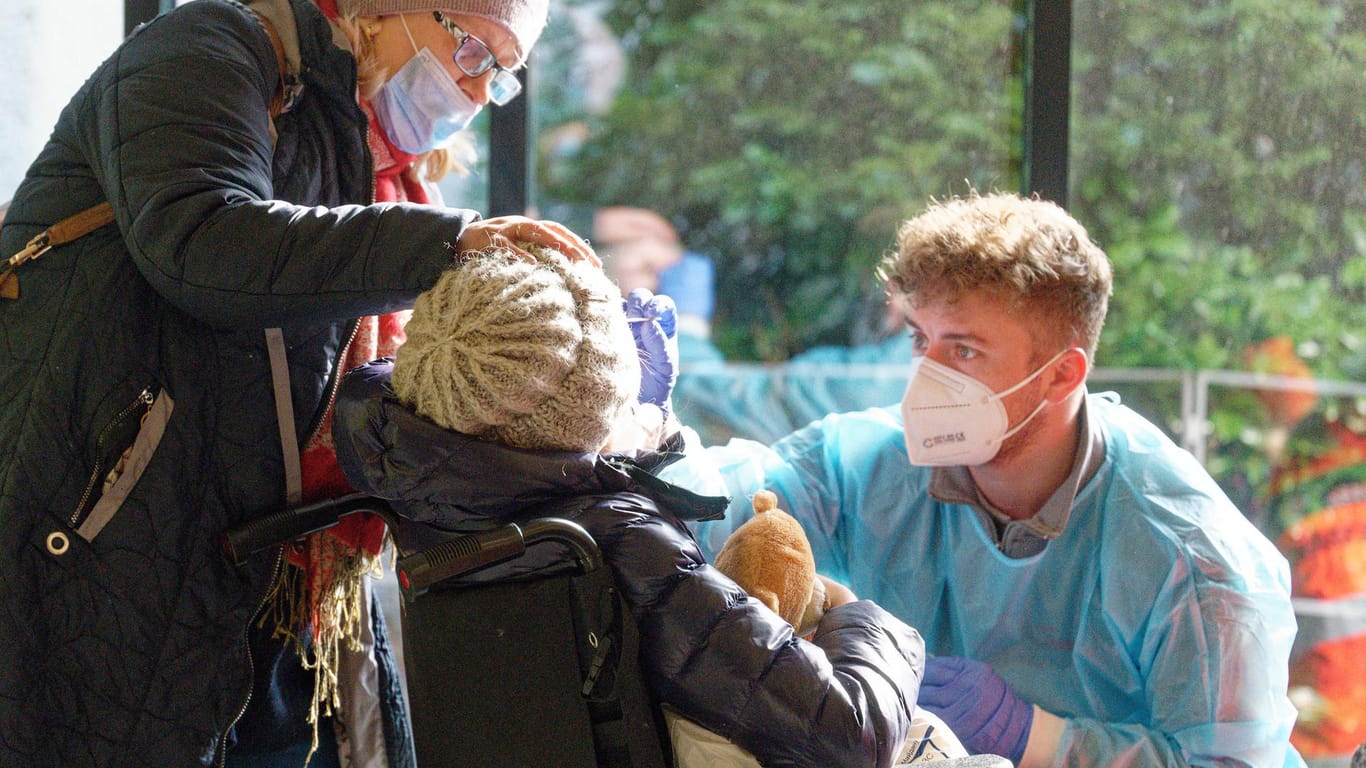 Der krebskranke 12-jährige Vika wird im Klinikum auf das Coronavirus getestet: Krankenhäuser in Nordrhein-Westfalen nehmen mehr als 20 geflohene Kinder auf.