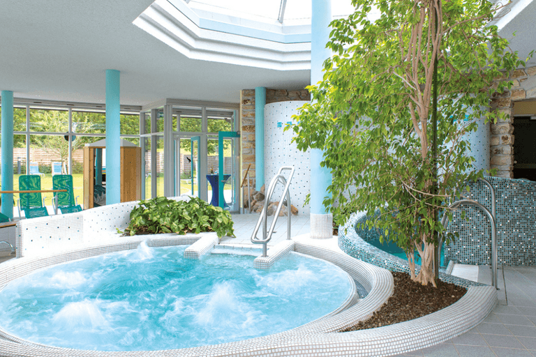 Wellness zum kleinen Preis: Freuen Sie sich auf den gut ausgestatteten Wellnessbereich im "Victor's Residenz"-Hotel Teistungenburg.