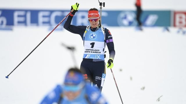 Denise Herrmann jubelt über ihren dritten Platz im Verfolgungsrennen.