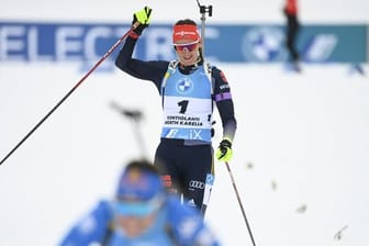 Denise Herrmann jubelt über ihren dritten Platz im Verfolgungsrennen.