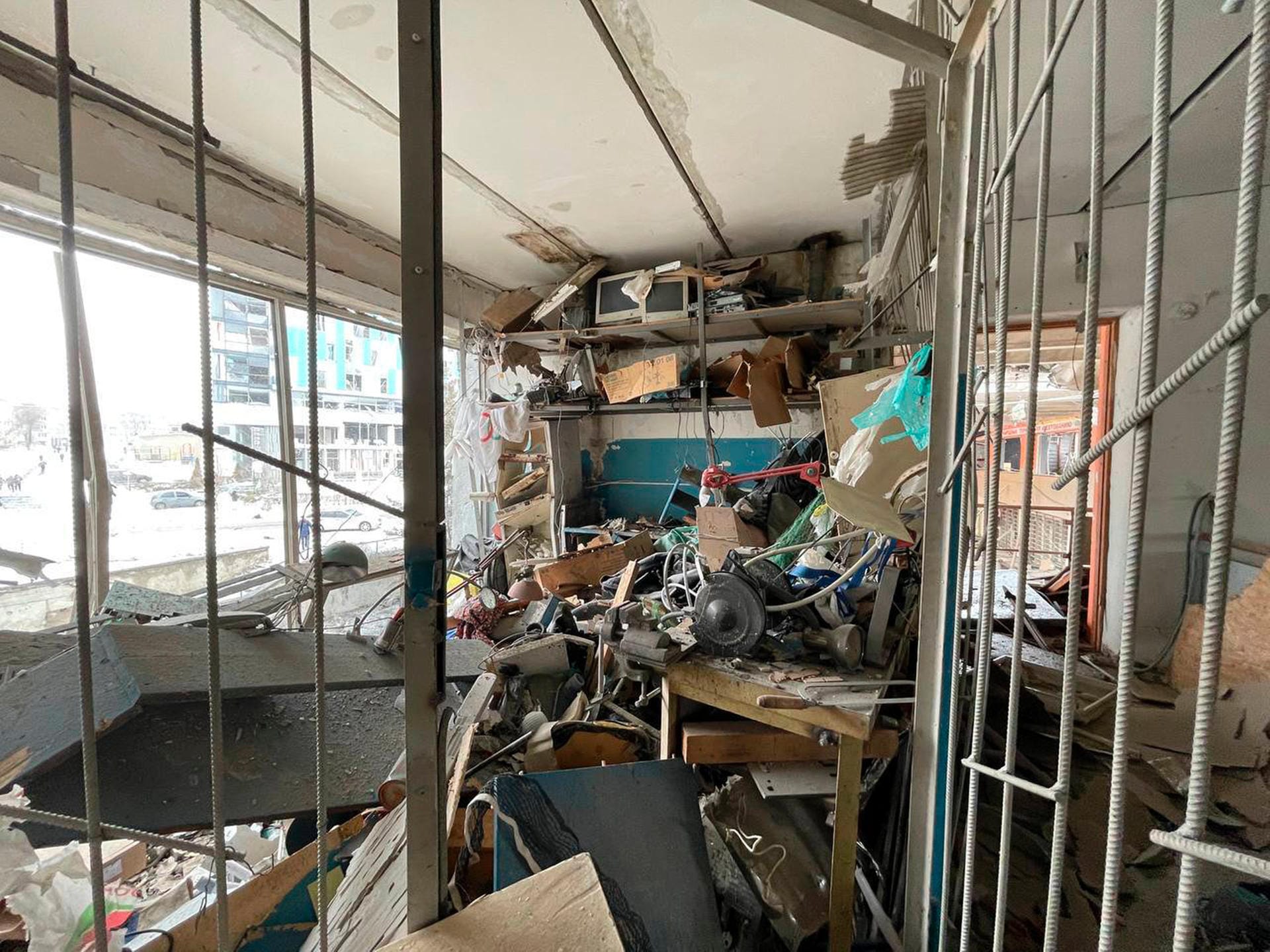 Schäden nach dem Beschuss eines Sportkomplexes in Charkiw.