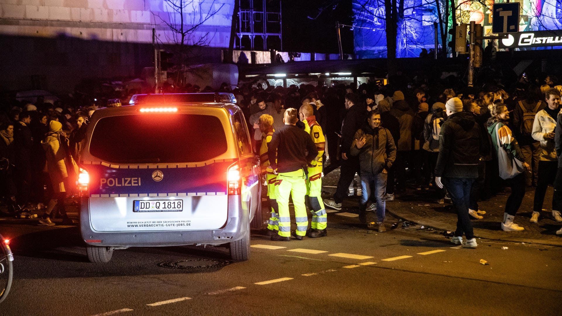 Polizei und Rettungskräfte stehen inmitten hunderter Menschen: Vor den Klubs in Leipzig bildeten sich am Samstag lange Schlangen. Polizei und Rettungskräfte stehen inmitten hunderter Menschen: Vor den Klubs in Leipzig bildeten sich am Samstag lange Schlangen.