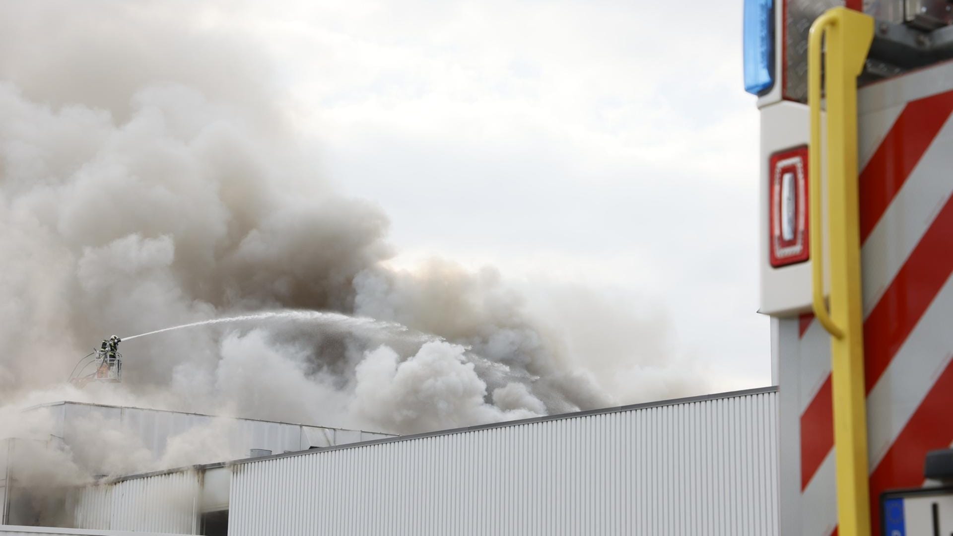 Feuerwehrleute beim Löschen der Flammen: Erst am Nachmittag war der Brand unter Kontrolle.