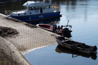 Beim Brand eines Motorbootes am Sonntagmorgen im Rheinhafen von Wiesbaden-Schierstein ist ein siebenjähriges Mädchen ums Leben gekommen.