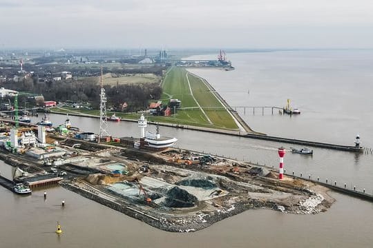 Der Hafen von Brunsbüttel (Archivbild): Hier soll bald Flüssigerdgas angeliefert werden.