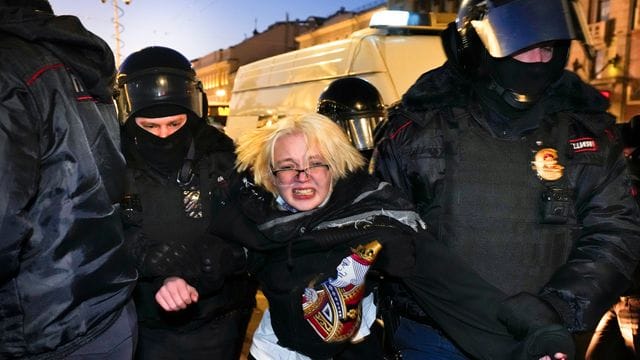 Überall in Russland gehen Menschen gegen den Krieg auf die Straße - viele werden festgenommen, wie hier eine Frau in St.