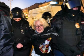 Überall in Russland gehen Menschen gegen den Krieg auf die Straße - viele werden festgenommen, wie hier eine Frau in St.