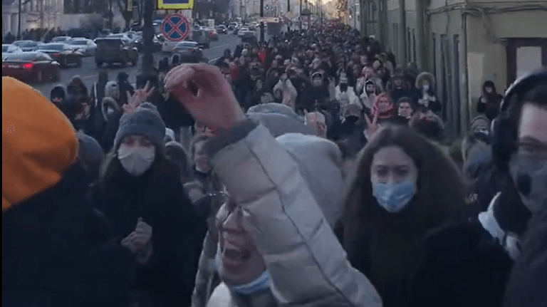 Protest in St. Petersburg: Bürgerrechtler berichten von mehr als 2.500 Festnahmen bei Antikriegsdemonstrationen in Russland.