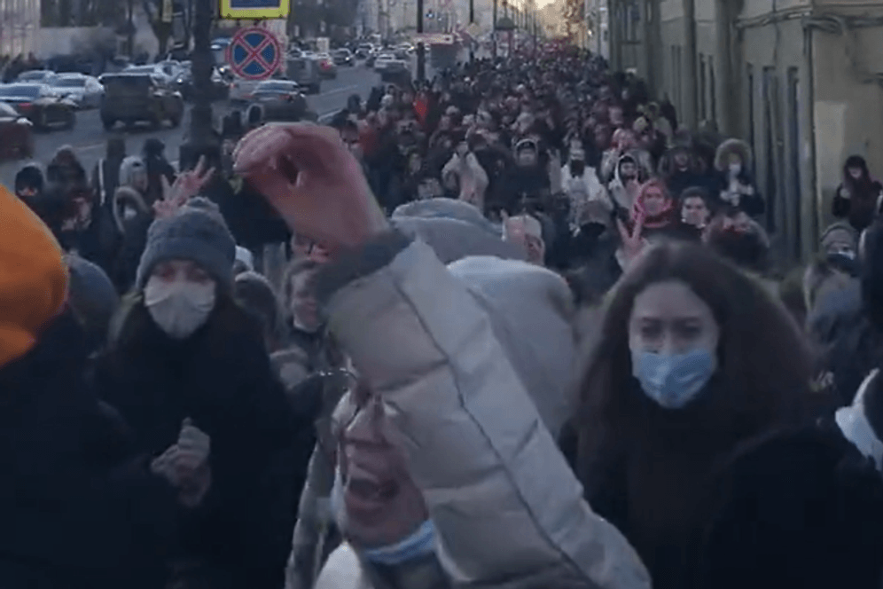 Protest in St. Petersburg: Bürgerrechtler berichten von mehr als 2.500 Festnahmen bei Antikriegsdemonstrationen in Russland.