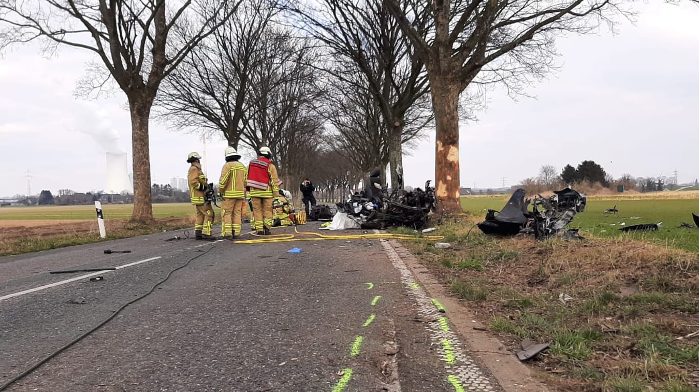 Das Wrack des Volvo: Der Wagen wurde bei dem Aufprall in mehrere Teile zerfetzt.