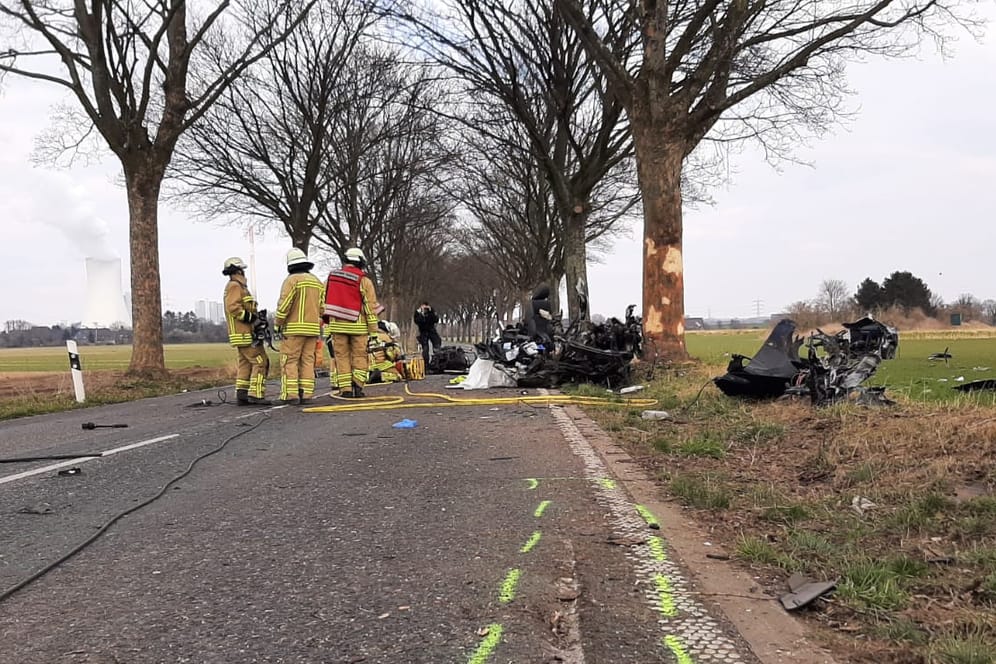 Das Wrack des Volvo: Der Wagen wurde bei dem Aufprall in mehrere Teile zerfetzt.