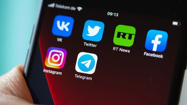 Soziale Netzwerke spielen eine wichtige Rolle für Russinnen und Russen, um an unabhängige Informationen zu gelangen. Soziale Netzwerke spielen eine wichtige Rolle für Russinnen und Russen, um an unabhängige Informationen zu gelangen.