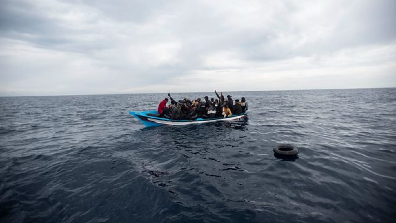 Ein Holzboot mit 28 Flüchtlingen aus Afrika und dem Maghreb wird von der Nichtregierungsorganisation Open Arms vor der libyschen Küste im Mittelmeer gerettet (Symbolbild).
