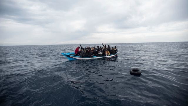 Ein Holzboot mit 28 Flüchtlingen aus Afrika und dem Maghreb wird von der Nichtregierungsorganisation Open Arms vor der libyschen Küste im Mittelmeer gerettet (Symbolbild).