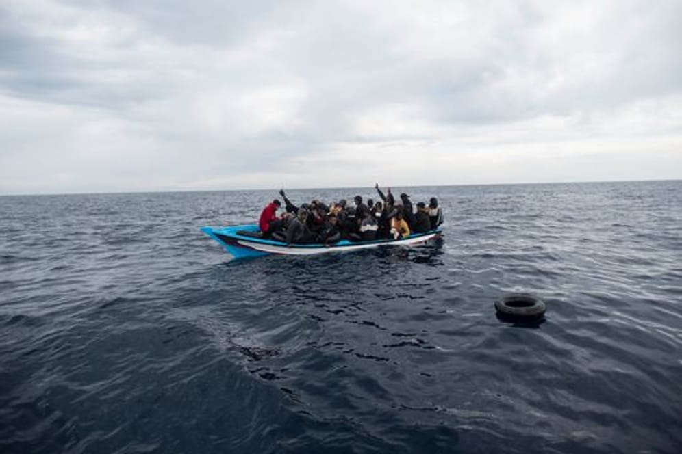 Ein Holzboot mit 28 Flüchtlingen aus Afrika und dem Maghreb wird von der Nichtregierungsorganisation Open Arms vor der libyschen Küste im Mittelmeer gerettet (Symbolbild).
