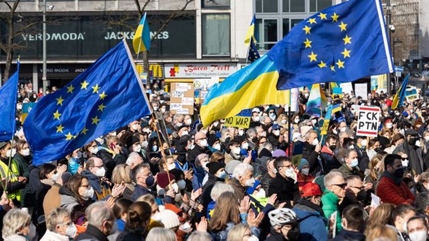 Tausende protestieren in Frankfurt gegen Krieg in Ukraine