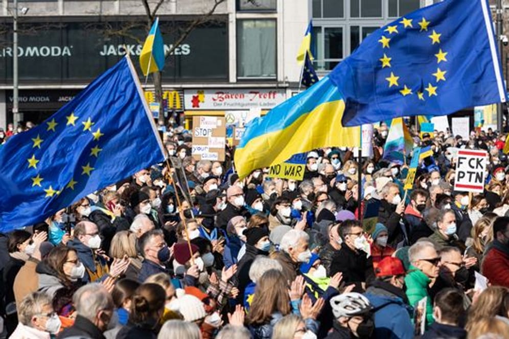 Tausende protestieren in Frankfurt gegen Krieg in Ukraine