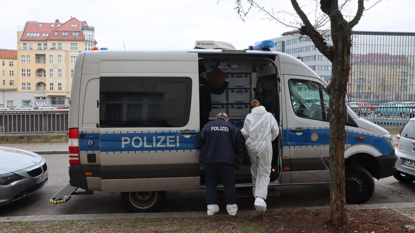 Kriminaltechniker in der Nähe des Tatorts: Zunächst war unklar, wie es zu dem Vorfall gekommen war.