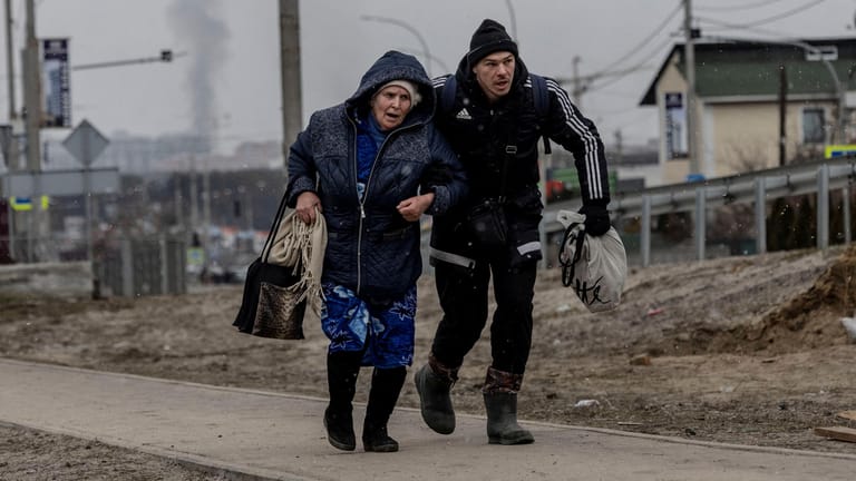 Zivilisten in der Stadt Irpin nahe Kiew: Die UN haben bislang 364 getöteten Zivilisten registriert.
