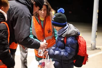 Helfer versorgen den kleinen Jungen bei der Ankunft: Der Elfjährige kam ganz alleine über die Grenze.