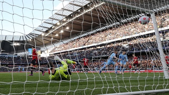 Kevin De Bruyne von Manchester City war gegen Manchester United doppelt erfolgreich. Kevin De Bruyne von Manchester City war gegen Manchester United doppelt erfolgreich.