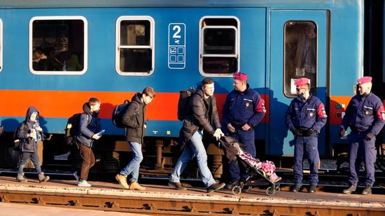 Flüchtlinge, die vor dem Krieg in der Ukraine geflohen sind, kommen am ungarischen Bahnhof in Zahony an.