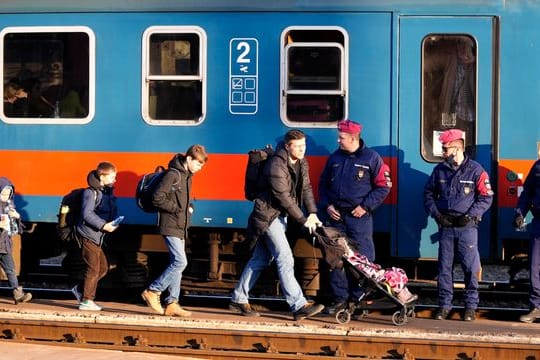 Flüchtlinge, die vor dem Krieg in der Ukraine geflohen sind, kommen am ungarischen Bahnhof in Zahony an.