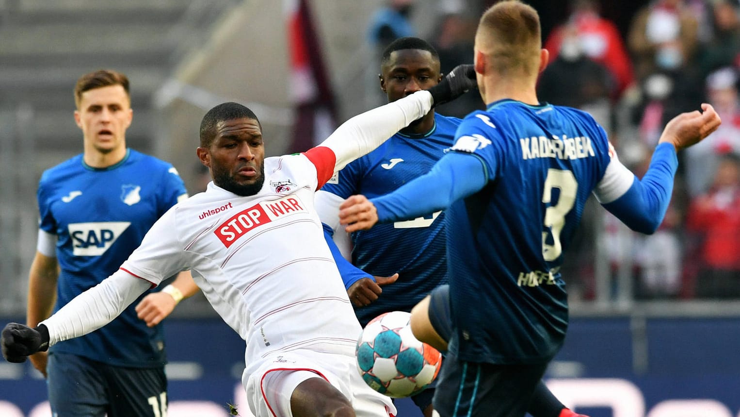 Anthony Modeste (l.) im Duell mit Pavel Kaderabek.