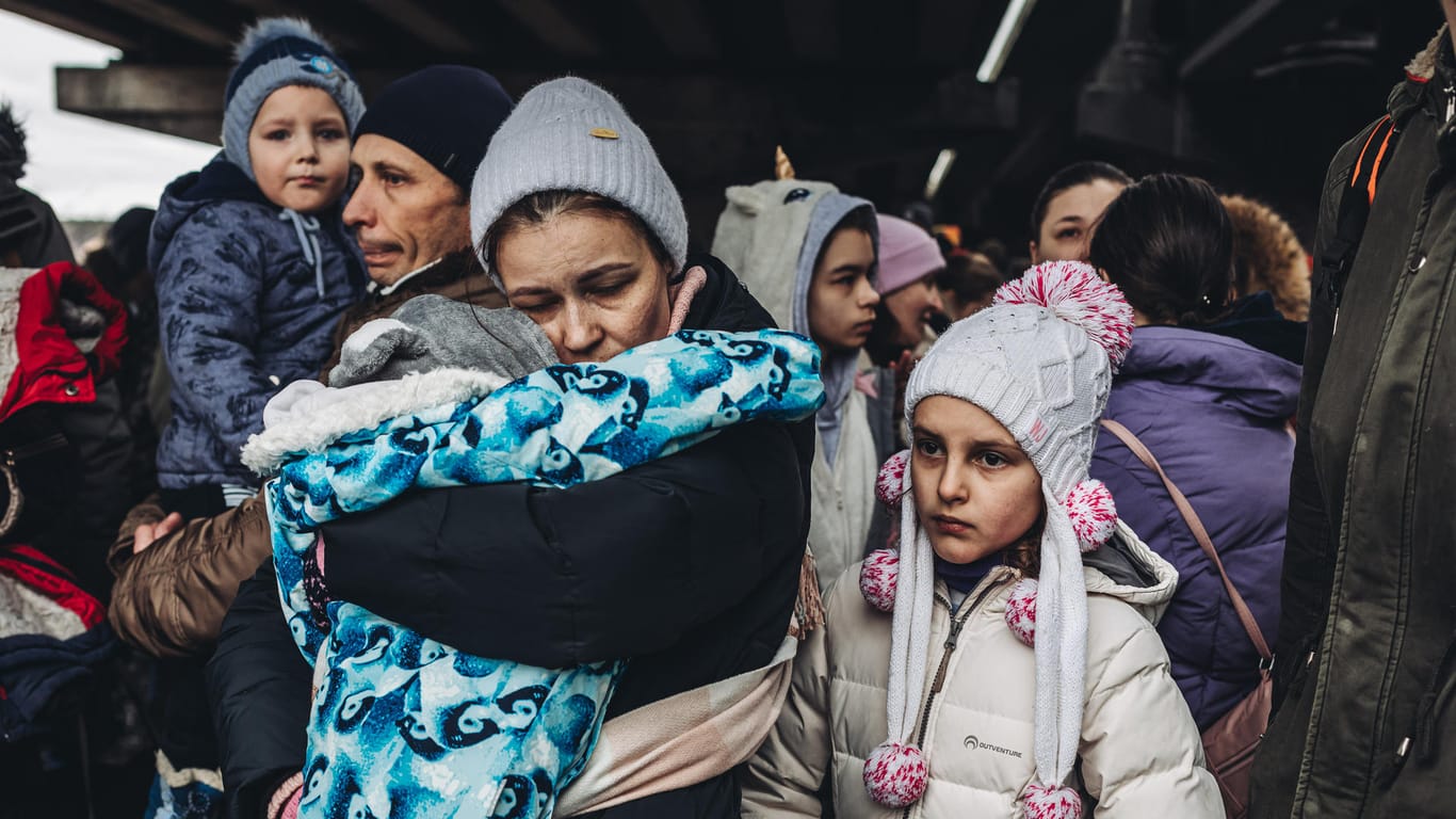 Menschen mit Kindern warten darauf, den Fluss Irpin in der Ukraine zu überqueren: Immer mehr Menschen müssen wegen des russischen Angriffskrieges ihre Heimat verlassen.