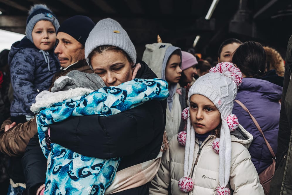 Menschen mit Kindern warten darauf, den Fluss Irpin in der Ukraine zu überqueren: Immer mehr Menschen müssen wegen des russischen Angriffskrieges ihre Heimat verlassen.