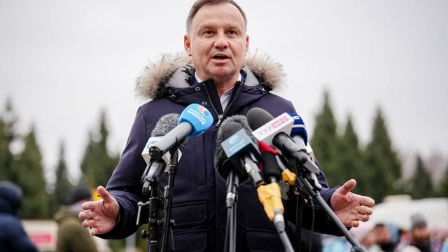 Die polnische Regierung - hier im Bild Präsident Andrzej Duda - widerspricht Gerüchten über Kampfjetlieferungen in die Ukraine.