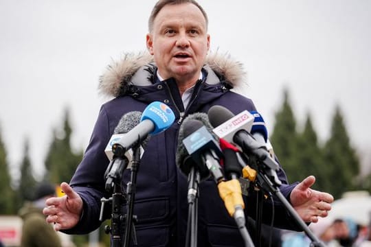 Die polnische Regierung - hier im Bild Präsident Andrzej Duda - widerspricht Gerüchten über Kampfjetlieferungen in die Ukraine.