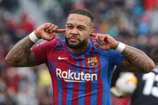 Traf in Elche per Elfmeter zum Sieg: Barcelonas Memphis Depay.