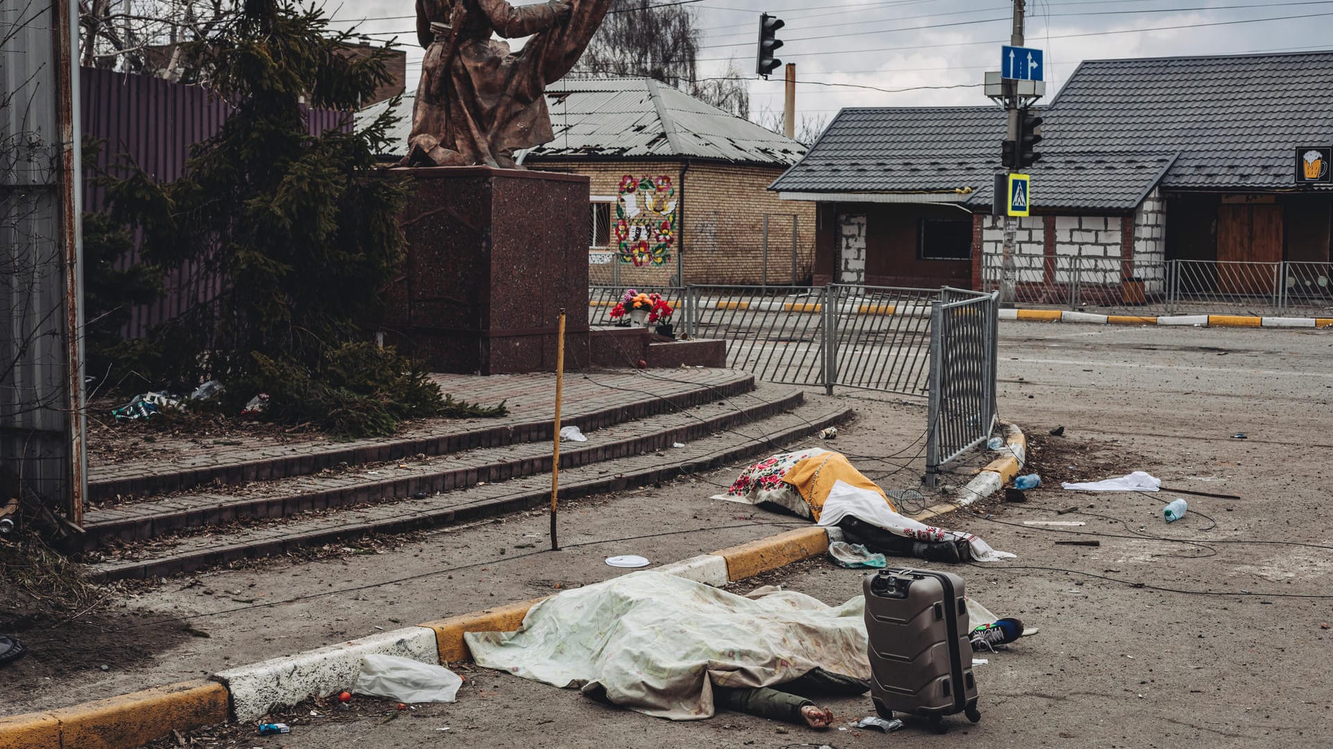 Die Leichen von Menschen liegen in Irpin auf der Straße: Die russischen Truppen setzten eingekesselte Städte unter Beschuss.