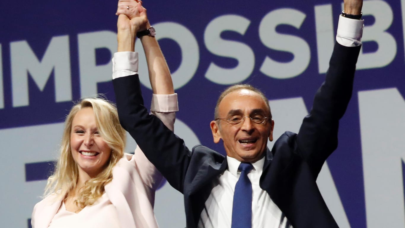 Marion Marechal und Eric Zemmour begrüßen das Publikum während einer Wahlkampfveranstaltung im südfranzösischen Toulon: Le Pens Nichte und frühere Mitstreiterin unterstützt nun den extrem rechten Präsidentschaftskandidaten Zemmour.