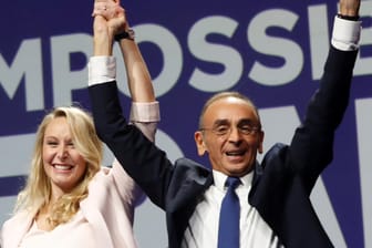 Marion Marechal und Eric Zemmour begrüßen das Publikum während einer Wahlkampfveranstaltung im südfranzösischen Toulon: Le Pens Nichte und frühere Mitstreiterin unterstützt nun den extrem rechten Präsidentschaftskandidaten Zemmour.