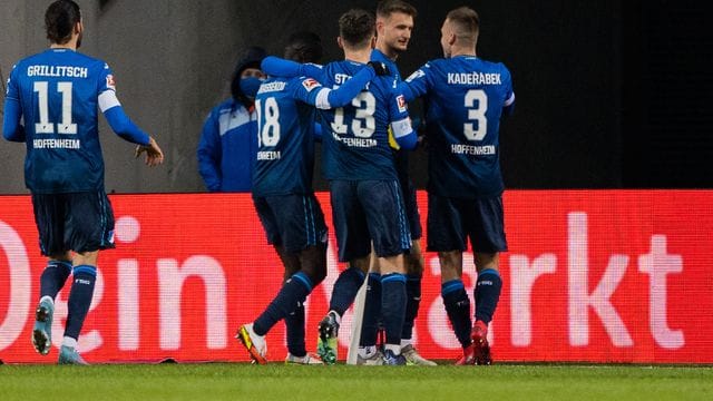 Spieler von Hoffenheim feiern den Siegtreffer von Stefan Posch (2. Spieler von Hoffenheim feiern den Siegtreffer von Stefan Posch (2.