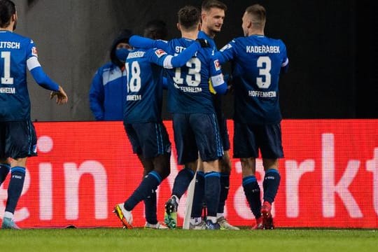 Spieler von Hoffenheim feiern den Siegtreffer von Stefan Posch (2.
