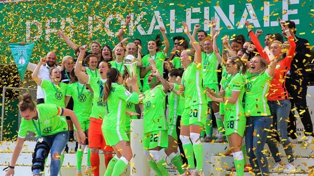 Titelverteidiger Wolfsburg trifft im Pokal-Halbfinale auf Bayern München.