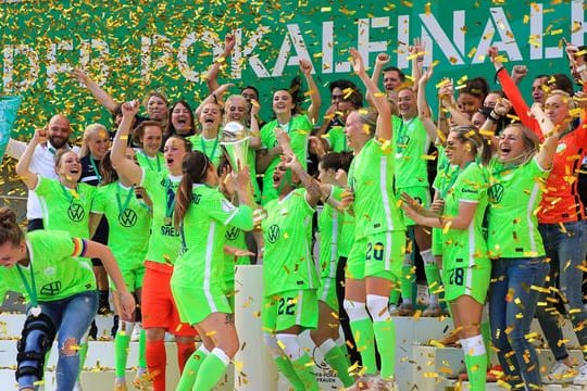 Titelverteidiger Wolfsburg trifft im Pokal-Halbfinale auf Bayern München.