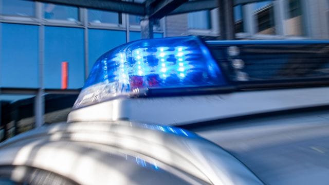 Ein Blaulicht leuchtet auf dem Dach eines Polizeiwagens (Symbolbild): Eines der Opfer musste auf der Intensivstation behandelt werden. Ein Blaulicht leuchtet auf dem Dach eines Polizeiwagens (Symbolbild): Eines der Opfer musste auf der Intensivstation behandelt werden.