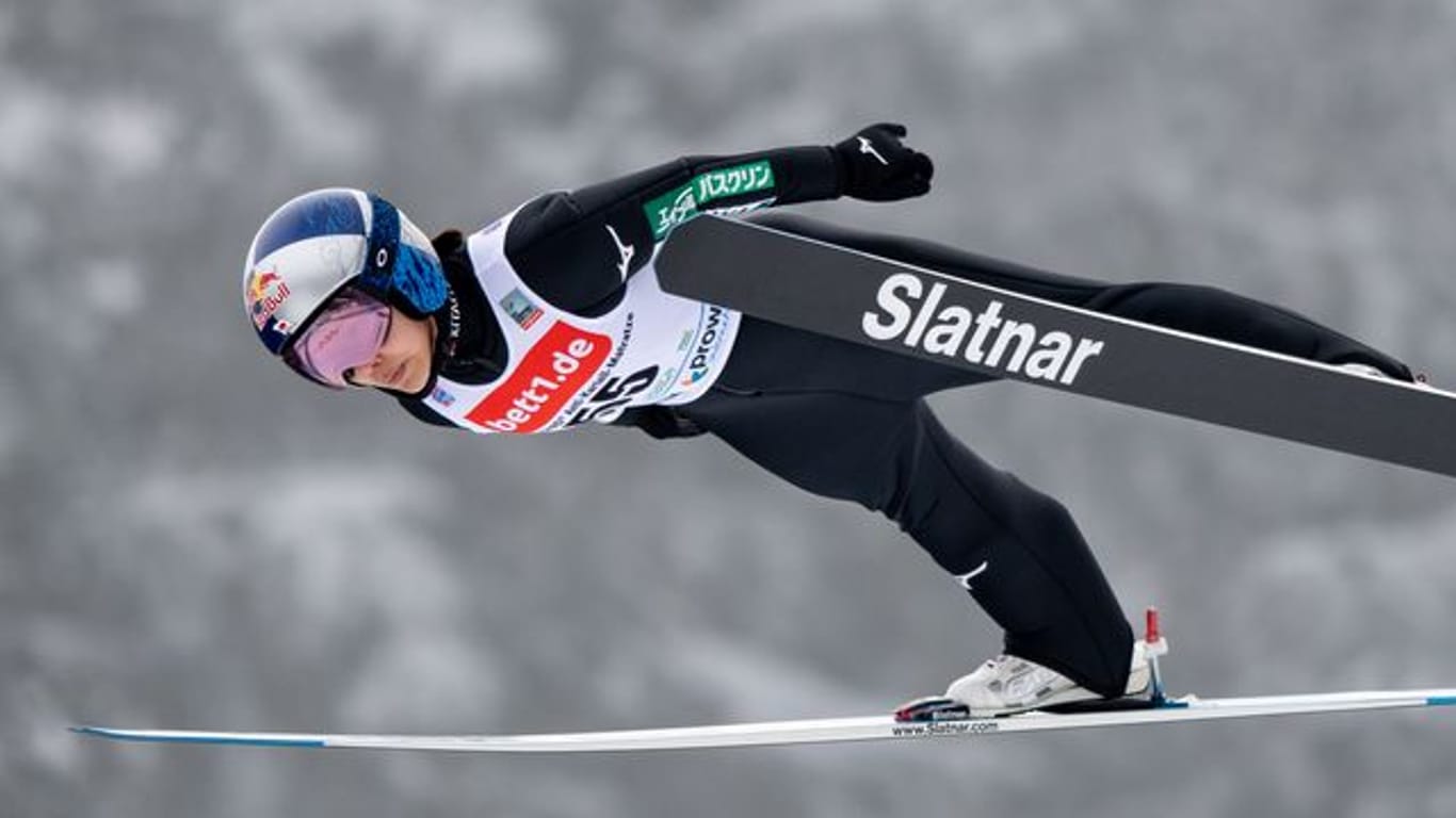 Die Japanerin Sara Takanashi gewann das Skispringen in Oslo.