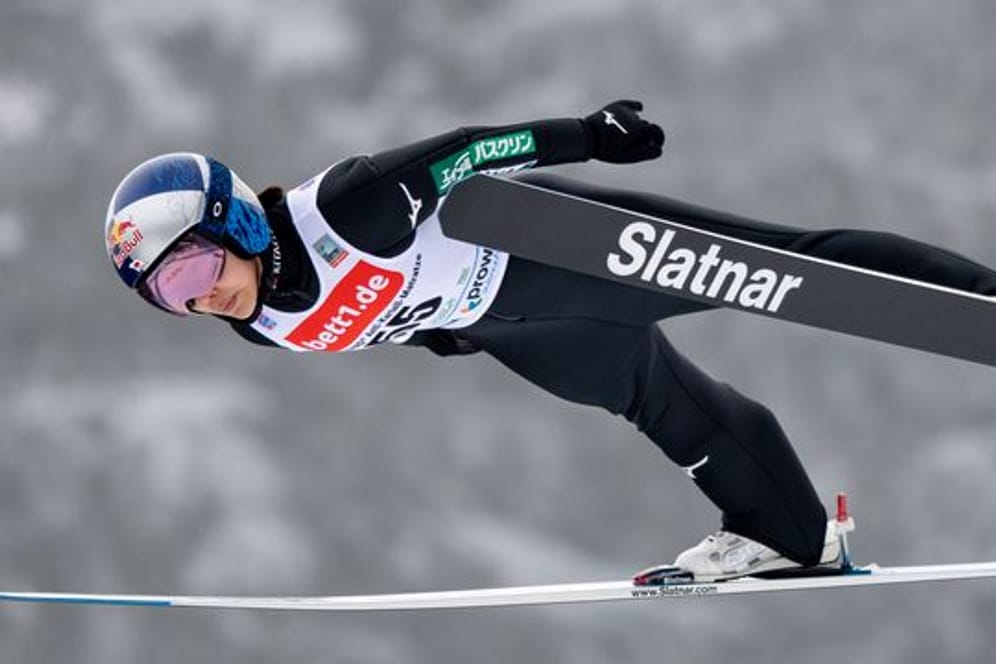 Die Japanerin Sara Takanashi gewann das Skispringen in Oslo.