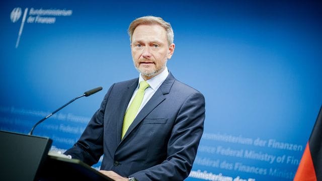 FDP-Finanzminister Christian Lindner kündigt große Investitionen in den Klimaschutz an. FDP-Finanzminister Christian Lindner kündigt große Investitionen in den Klimaschutz an.
