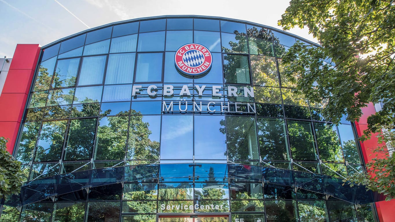 Das Verwaltungsgebäude und Servicecenter in der Säbener Straße: Der FC Bayern trennte sich angeblich von einem langjährigen Mitarbeiter.